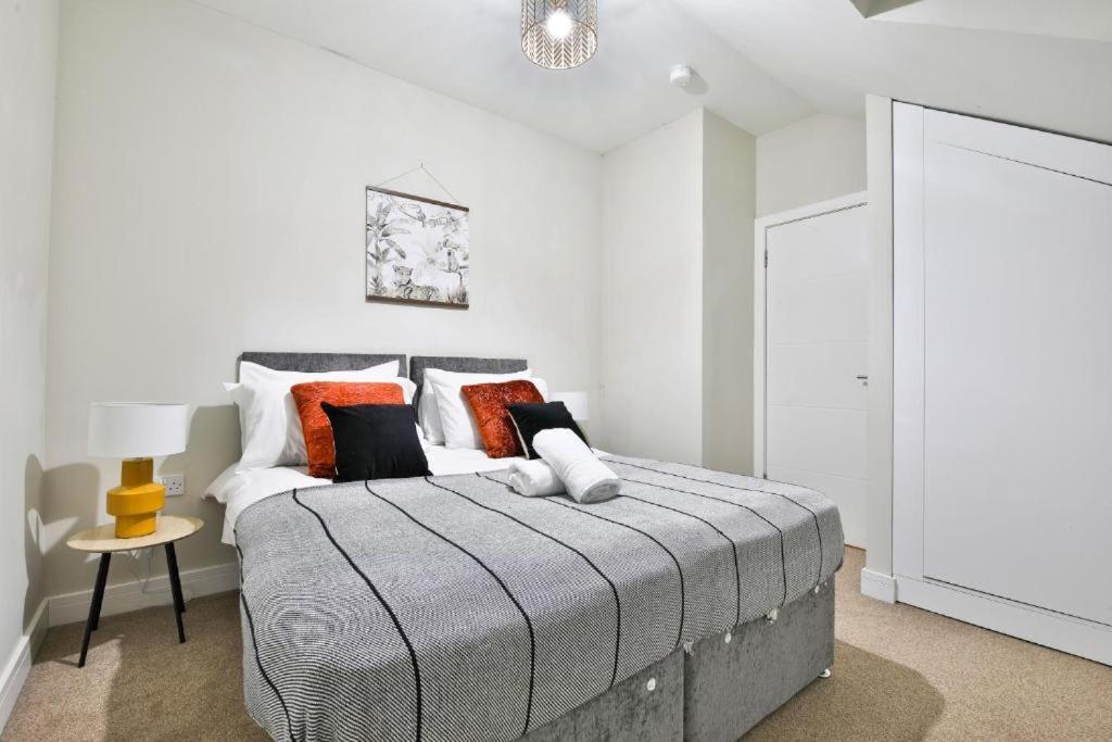 Whitchurch Place - Stunning 2 Bed Flat In *