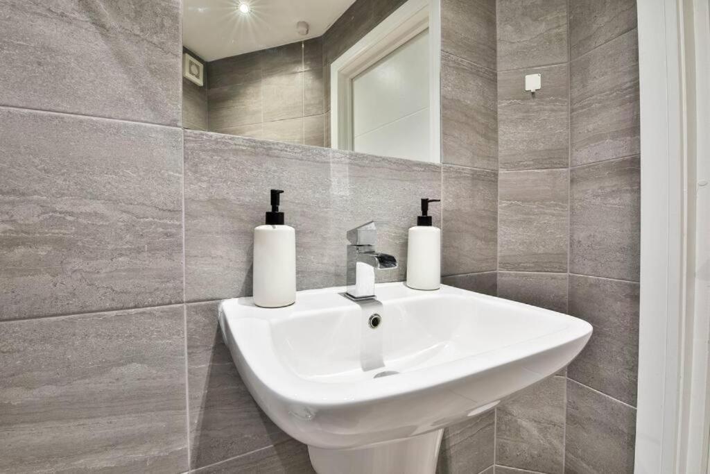 Whitchurch Place - Stunning 2 Bed Flat In *