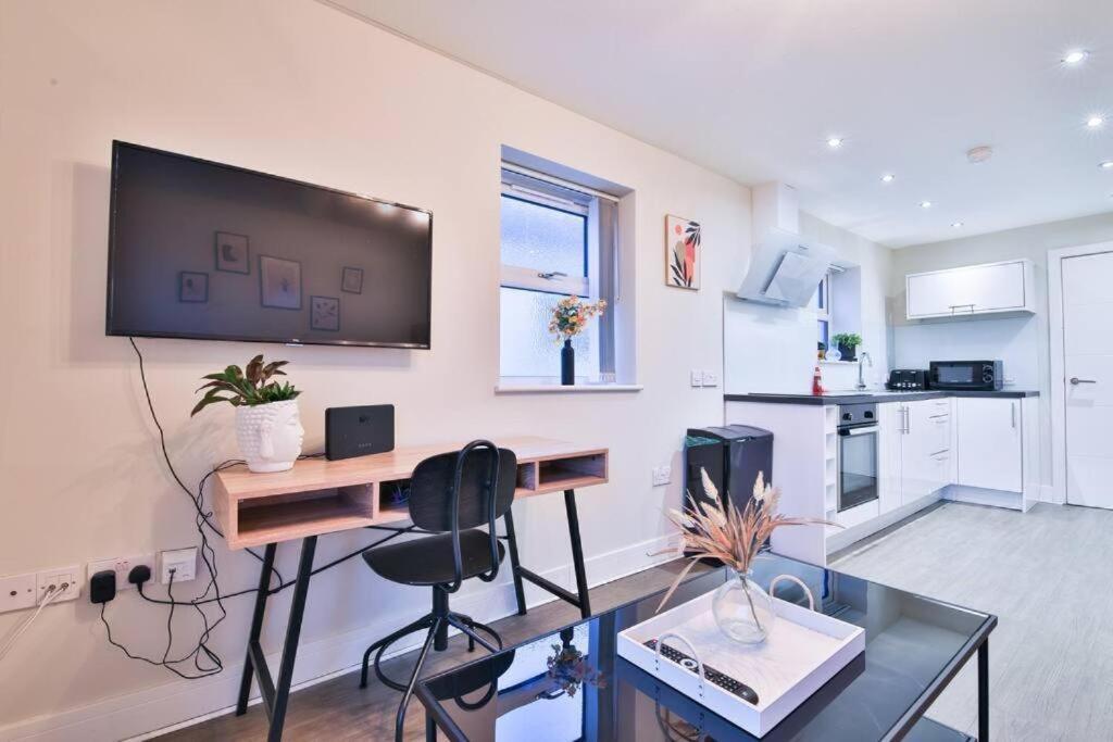 Whitchurch Place - Stunning 2 Bed Flat In Apartment *