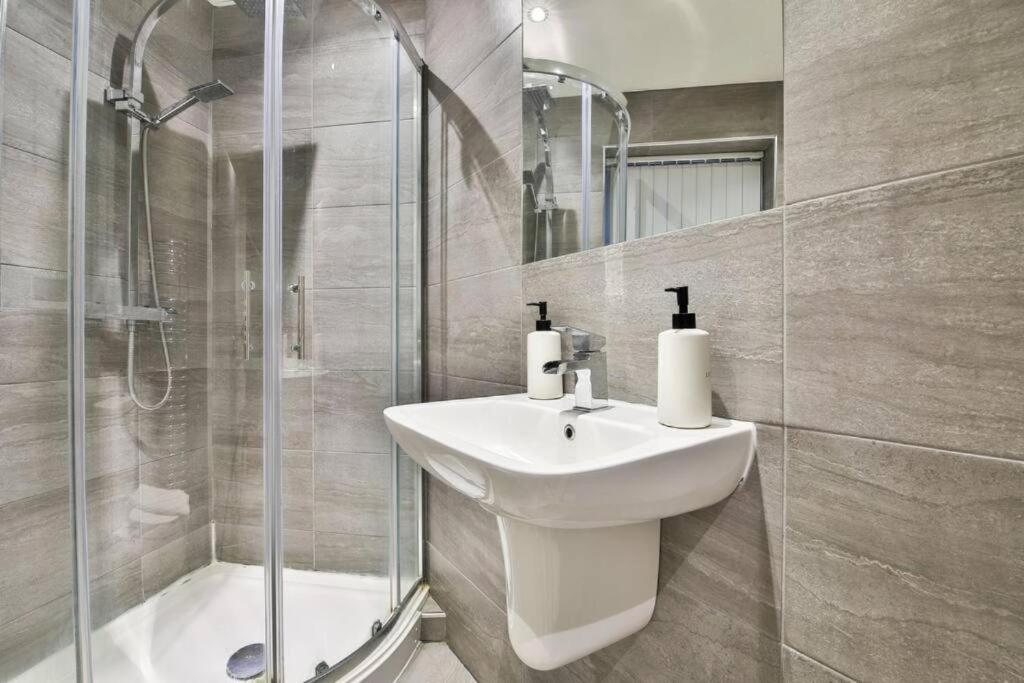 Whitchurch Place - Stunning 2 Bed Flat In Cardiff